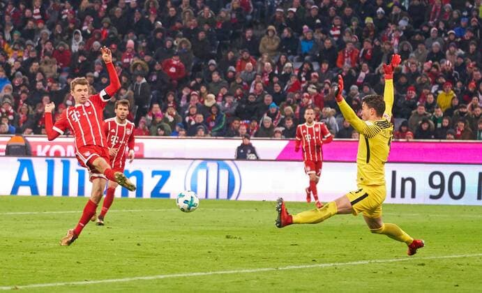 Thomas MUELLER, MÜLLER, FCB 25 Torschuss, schiesst das Tor zum 4-2 gegen Jiri PAVLENKA, BRE 1 100.Bundesligator fuer deÂ n FCB fuer Thomas MUELLER, MÜLLER, FCB 25 FC BAYERN MUENCHEN - SV WERDER BREMEN Fussball 1. Bundesliga , Muenchen, am 21.01.2018, 19.Spieltag, Saison 2017 2018, 1.Liga, 1.Bundesliga, FCB *** Thomas Madden Madden FCB 25 scoring score the goal 4 2 against Jiri PAVLENKA BRE 1 100 Bundesliga goal for deÂ n FCB for Thomas Madden Madden FCB 25 FC BAYERN Munich SV WERDER BREMEN football 1 Bundesliga Munich on 21 01 2018-19 match day season 2017 2018 1 League 1 Bundesliga FCB