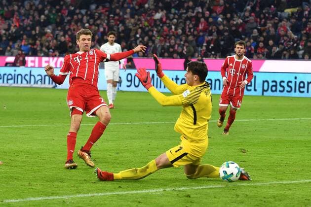 Thomas MUELLER (MÜLLER,Bayern Muenchen) schiesst sein 100.Tor zum 4-2, gegen Raphael WOLF,Torwart Werder Bremen,Aktion,Torschuss, Fussball 1. Bundesliga, 19.Spieltag,Spieltag19, FC Bayern Muenchen (M)-SV Werder Bremen (HB), am 21.01.2018 in Muenchen Deutschland, A L L I A N Z A R E N A. *** Thomas Madden Madden Bayern Munich shoots his 100 goal in the 4 2 against Raphael WOLF goalkeeper Werder Bremen action scoring football 1 Bundesliga 19 game day Spieltag19 FC Bayern München M SV Werder Bremen HB on 21 01 2018 in Munich Germany A L L I A N Z A R E N A