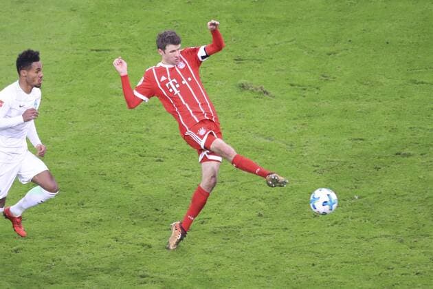 21.01.2018, Fussball 1.Liga 2017 2018, 19.Spieltag, FC Bayern München - SV Werder Bremen, in der Allianz-Arena München. Thomas Müller (FC Bayern München) Torschuss zum 4:2, der Bayern-Kapitaen erzielt nach einem feinen Zuspiel von James Rodriguez den vierten FCB-Treffer und damit sein 100.stes Tor fuer den FC Bayern Muenchen *** 21 01 2018 football 1 Liga 2017 2018-19 game day FC Bayern München SV Werder Bremen at the Allianz Arena Munich Thomas Müller FC Bayern Munich scoring 4 2 Bayern Captain scored after a fine pass from James Rodriguez the fourth FCB goals and thus be 100 stes gate f for the FC Bayern Munich