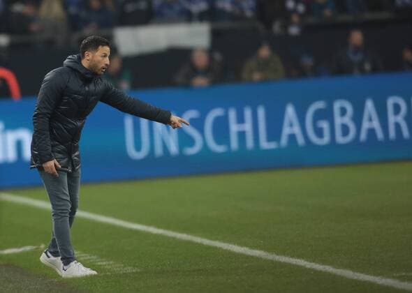 Bilder des Tages - SPORT Gelsenkirchen, Germany 21.01.2018, 1. Bundesliga 19. Spieltag, FC Schalke 04 - Hannover 96, Cheftrainer Domenico Tedesco (Schalke) gibt Anweisungen. ( DeFodi512
