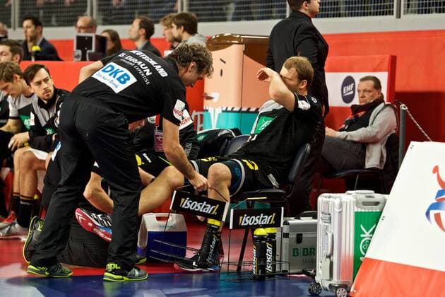 Handball Varazdin 21.01.2018 Europameisterschaft Herren Männer Euro Europameisterschaften Zwischenrunde Deutschland (GER) - Dänemark (DAN) Paul Drux (Deutschland, No.95) verletzt am knie