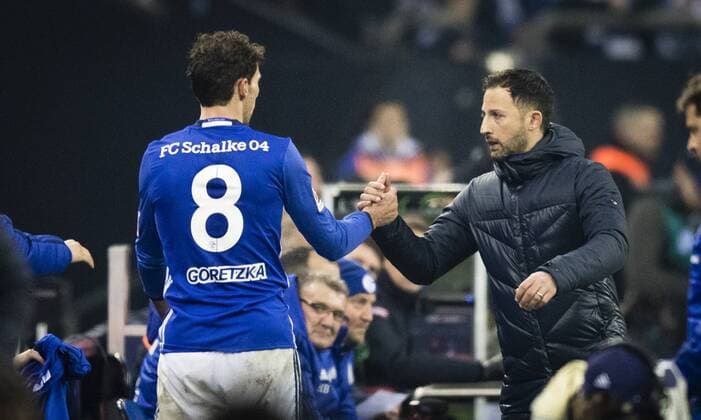 Themen der Woche - SPORT Bilder des Tages - SPORT Gelsenkirchen, 21.01.2018 Trainer Domenico Tedesco (S04) bedankt sich bei Leon Goretzka (S04) FC Schalke 04 - Hannover 96 *** Gelsenkirchen 21 01 2018 coach Domenico Tedesco S04 thanks Leon Goretzka S04 FC Schalke 04 Hanover 96