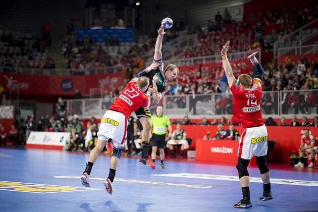 Handball, EM, Deutschland - Dänemark Julius Kuehn (Nr. 35, Deutschland) gegen Henrik Toft Hansen (Nr. 23, Daenemark) und Rene Toft Hansen (Nr. 19, Daenemark). Deutschland - Daenemark, Hauptrunde, Handball, EHF Euro 2018, 21.01.18 Varazdin Varazdin Croatia Arena Varazdin Copyright: xAgentur54Gradx xFelixxKoenigx