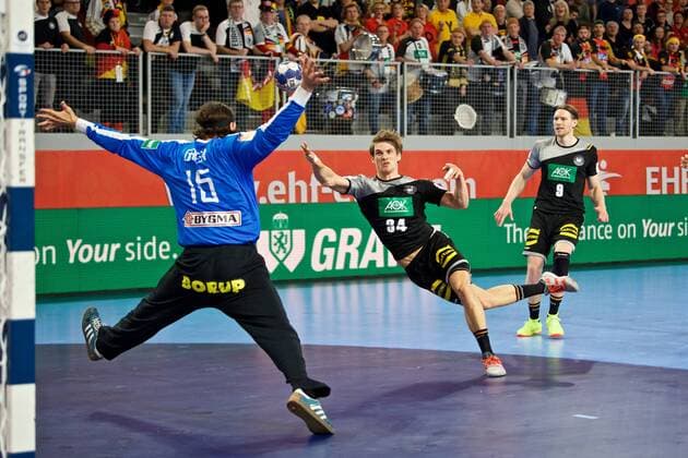 Handball, EM, Deutschland - Dänemark Handball Varazdin 21.01.2018 Europameisterschaft Herren Männer Euro Europameisterschaften Zwischenrunde Deutschland (GER) - Dänemark (DAN) Rune Dahmke (Deutschland, No.34) GREEN Jannick (Dänemark, TW, No.16)