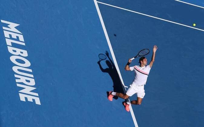 Bilder des Tages - SPORT (180122) -- MELBOURNE, Jan. 22, 2018 -- Roger Federer of Switzerland serves during the men s singles fourth round match against Marton Fucsovics of Hungary at Australian Open 2018 in Melbourne, Australia, Jan. 22, 2018. Roger Federer won 3-0. ) (SP)AUSTRALIA-MELBOURNE-TENNIS-AUSTRALIAN OPEN-DAY 8 BaixXuefei 