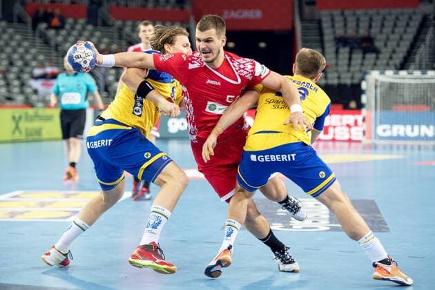 Handball, EM, Schweden - Weißrussland 180122 Belarus Artsem Karalek och Sveriges Jesper Nielsen och Albin Lagergren under handbollsmatchen mellan Sverige och Belarus under Handbolls-EM 2018 den 22 januari 2018 i Zagreb. Copyright: LUDVIGxTHUNMAN BB180122LT021