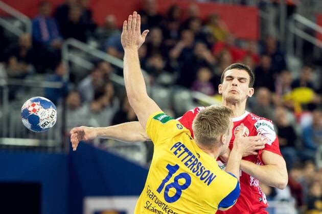 180122 Belarus Aliaksandr Padshyvalau och Sveriges Fredric Pettersson under handbollsmatchen mellan Sverige och Belarus under Handbolls-EM 2018 den 22 januari 2018 i Zagreb. Copyright: LUDVIGxTHUNMAN BB180122LT027
