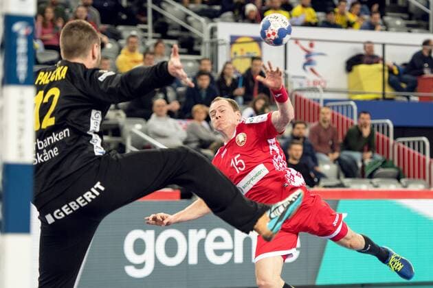 180122 Belarus Dzianis Rutenka gör mal pa Sveriges malvakt Andreas Palicka under handbollsmatchen mellan Sverige och Belarus under Handbolls-EM 2018 den 22 januari 2018 i Zagreb. Copyright: LUDVIGxTHUNMAN BB180122LT031