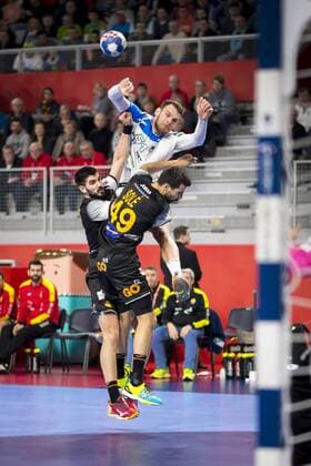Borut Mackovsek (Nr. 51, Slowenien) gegen Eduardo Gurbindo (Nr. 3, Spanien) und Ferran Sole (Nr. 49, Spanien). Slowenien - Spanien, Hauptrunde, Handball, EHF Euro 2018, 23.01.18 Varazdin Varazdin Croatia Arena Varazdin Copyright: xAgentur54Gradx xFelixxKoenigx