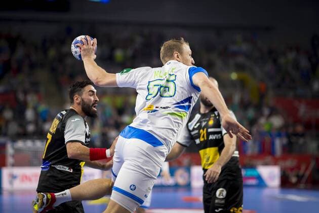 Ziga Mlakar (Nr. 55, Slowenien) gegen Valero Rivera (Nr. 7, Spanien). Slowenien - Spanien, Hauptrunde, Handball, EHF Euro 2018, 23.01.18 Varazdin Varazdin Croatia Arena Varazdin Copyright: xAgentur54Gradx xFelixxKoenigx