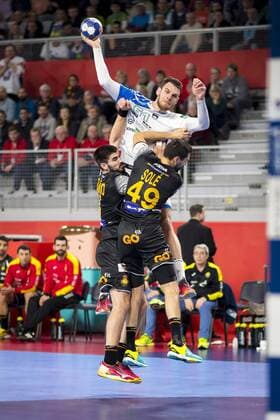 Borut Mackovsek (Nr. 51, Slowenien) gegen Eduardo Gurbindo (Nr. 3, Spanien) und Ferran Sole (Nr. 49, Spanien). Slowenien - Spanien, Hauptrunde, Handball, EHF Euro 2018, 23.01.18 Varazdin Varazdin Croatia Arena Varazdin Copyright: xAgentur54Gradx xFelixxKoenigx