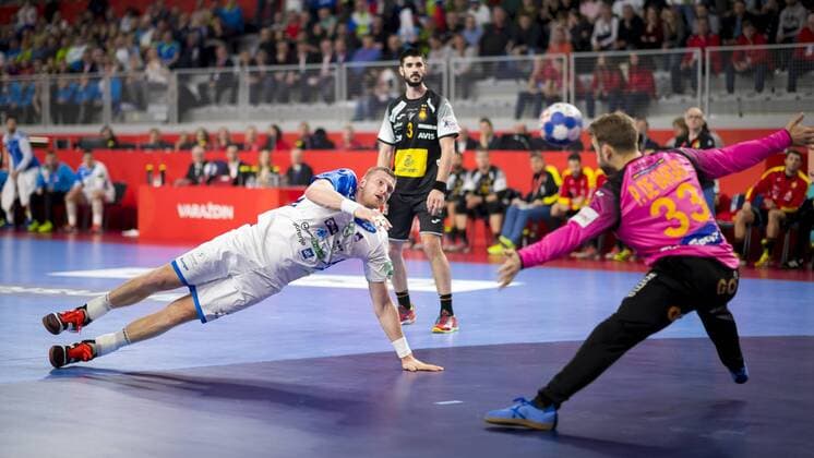 Blaz Blagotinsek (Nr. 3, Slowenien) gegen Gonzalo Perez de Vargas (Nr. 33, Spanien). Slowenien - Spanien, Hauptrunde, Handball, EHF Euro 2018, 23.01.18 Varazdin Varazdin Croatia Arena Varazdin Copyright: xAgentur54Gradx xFelixxKoenigx