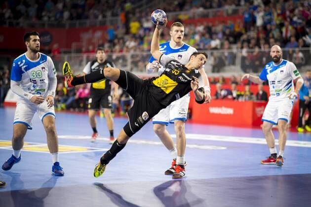 Adrian Figueras (Nr. 55, Spanien) gegen Igor Zabic (Nr. 33, Slowenien) und Blaz Blagotinsek (Nr. 3, Slowenien). Slowenien - Spanien, Hauptrunde, Handball, EHF Euro 2018, 23.01.18 Varazdin Varazdin Croatia Arena Varazdin Copyright: xAgentur54Gradx xFelixxKoenigx