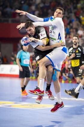 Alex Dujshebaev (Nr. 10, Spanien) gegen Borut Mackovsek (Nr. 51, Slowenien). Slowenien - Spanien, Hauptrunde, Handball, EHF Euro 2018, 23.01.18 Varazdin Varazdin Croatia Arena Varazdin Copyright: xAgentur54Gradx xFelixxKoenigx