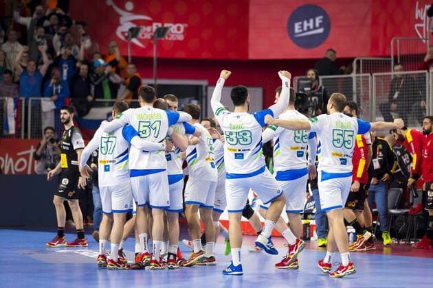 Blaz Blagotinsek (Nr. 3, Slowenien), Gasper Marguc (Nr. 6, Slowenien), Marko Bezjak (Nr. 25, Slowenien) und Miha Zarabec (Nr. 23, Slowenien), Vid Kavticnik (Nr. 7, Slowenien), Borut Mackovsek (Nr. 51, Slowenien), Matic Suholeznik (Nr. 95, Slowenien), Ziga Mlakar (Nr. 55, Slowenien) und Darko Cingesar (Nr. 13, Slowenien) freuen sich ueber den Sieg. Slowenien - Spanien, Hauptrunde, Handball, EHF Euro 2018, 23.01.18 Varazdin Varazdin Croatia Arena Varazdin Copyright: xAgentur54Gradx xFelixxKoenigx