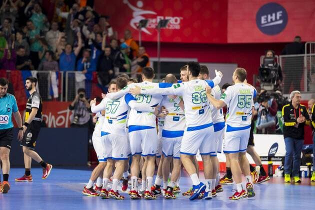 Die Slowenische Mannschaft freuen sich ueber den Sieg. Slowenien - Spanien, Hauptrunde, Handball, EHF Euro 2018, 23.01.18 Varazdin Varazdin Croatia Arena Varazdin Copyright: xAgentur54Gradx xFelixxKoenigx