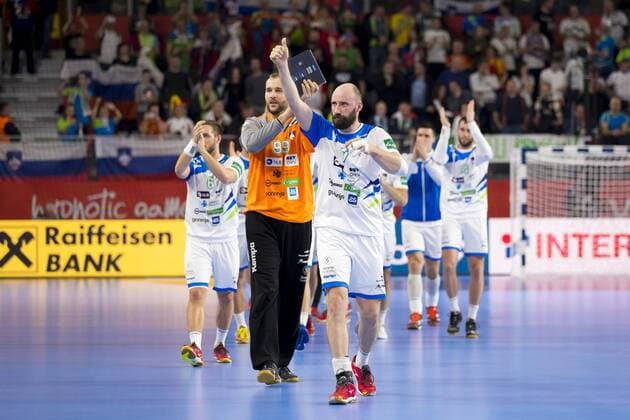 Die Slowenische Mannschaft um Gasper Marguc (Nr. 6, Slowenien), Urh Kastelic (Nr. 99, Slowenien) und Vid Kavticnik (Nr. 7, Slowenien) freut sich nach dem Sieg. Slowenien - Spanien, Hauptrunde, Handball, EHF Euro 2018, 23.01.18 Varazdin Varazdin Croatia Arena Varazdin Copyright: xAgentur54Gradx xFelixxKoenigx