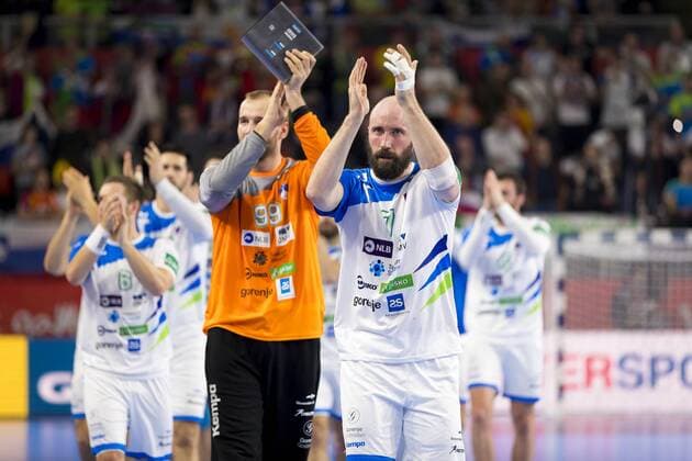 Die Slowenische Mannschaft um Gasper Marguc (Nr. 6, Slowenien), Urh Kastelic (Nr. 99, Slowenien) und Vid Kavticnik (Nr. 7, Slowenien) freut sich nach dem Sieg. Slowenien - Spanien, Hauptrunde, Handball, EHF Euro 2018, 23.01.18 Varazdin Varazdin Croatia Arena Varazdin Copyright: xAgentur54Gradx xFelixxKoenigx