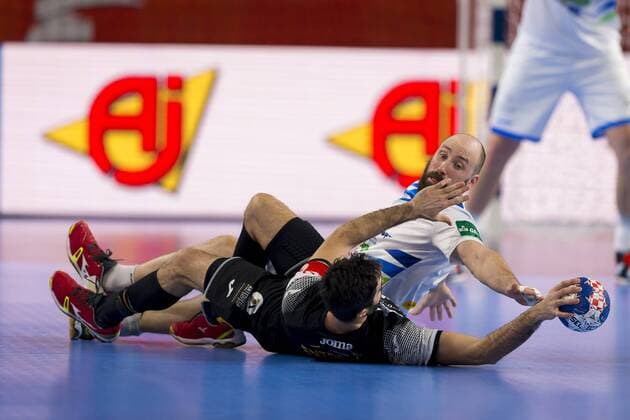 Vid Kavticnik (Nr. 7, Slowenien) gegen Raul Entrerrios (Nr. 9, Spanien). Slowenien - Spanien, Hauptrunde, Handball, EHF Euro 2018, 23.01.18 Varazdin Varazdin Croatia Arena Varazdin Copyright: xAgentur54Gradx xFelixxKoenigx