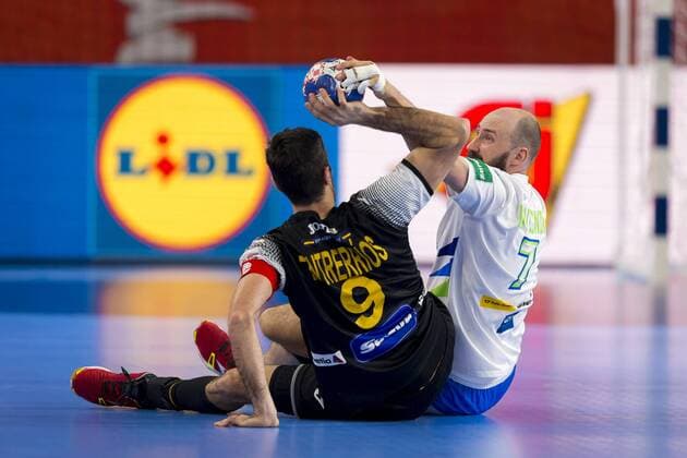 Vid Kavticnik (Nr. 7, Slowenien) gegen Raul Entrerrios (Nr. 9, Spanien). Slowenien - Spanien, Hauptrunde, Handball, EHF Euro 2018, 23.01.18 Varazdin Varazdin Croatia Arena Varazdin Copyright: xAgentur54Gradx xFelixxKoenigx