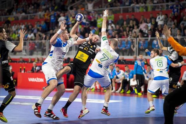 Joan Canellas (Nr. 21, Spanien) scheitert an Blaz Blagotinsek (Nr. 3, Slowenien) und Vid Kavticnik (Nr. 7, Slowenien). Slowenien - Spanien, Hauptrunde, Handball, EHF Euro 2018, 23.01.18 Varazdin Varazdin Croatia Arena Varazdin Copyright: xAgentur54Gradx xFelixxKoenigx