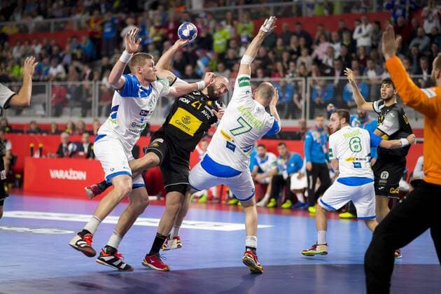Bilder des Tages - SPORT Joan Canellas (Nr. 21, Spanien) scheitert an Blaz Blagotinsek (Nr. 3, Slowenien) und Vid Kavticnik (Nr. 7, Slowenien). Slowenien - Spanien, Hauptrunde, Handball, EHF Euro 2018, 23.01.18 Varazdin Varazdin Croatia Arena Varazdin Copyright: xAgentur54Gradx xFelixxKoenigx