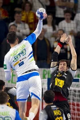 Borut Mackovsek (Nr. 51, Slowenien) gegen Viran Morros de Argila (Nr. 24, Spanien). Slowenien - Spanien, Hauptrunde, Handball, EHF Euro 2018, 23.01.18 Varazdin Varazdin Croatia Arena Varazdin Copyright: xAgentur54Gradx xFelixxKoenigx