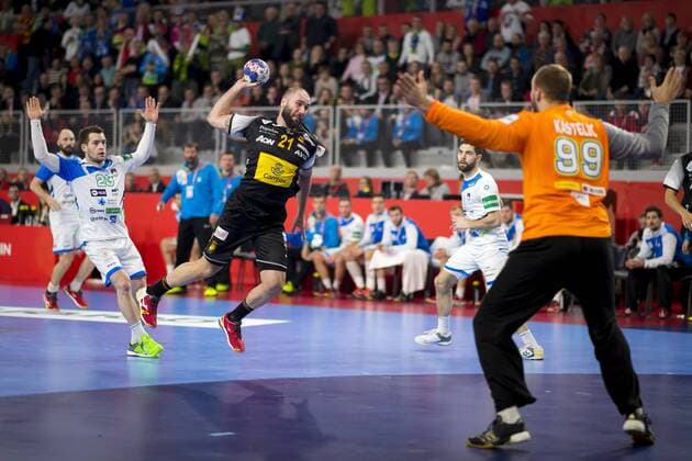 Joan Canellas (Nr. 21, Spanien) gegen Urh Kastelic (Nr. 99, Slowenien). Slowenien - Spanien, Hauptrunde, Handball, EHF Euro 2018, 23.01.18 Varazdin Varazdin Croatia Arena Varazdin Copyright: xAgentur54Gradx xFelixxKoenigx