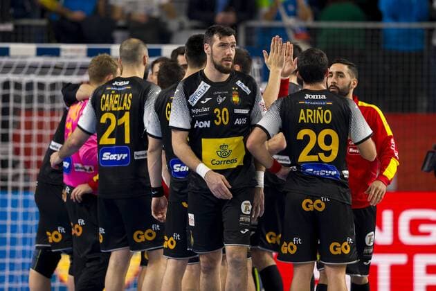 Joan Canellas (Nr. 21, Spanien), Gedeon Guardiola (Nr. 30, Spanien) und Aitor Arino (Nr. 29, Spanien) nach der Niederlage. Slowenien - Spanien, Hauptrunde, Handball, EHF Euro 2018, 23.01.18 Varazdin Varazdin Croatia Arena Varazdin Copyright: xAgentur54Gradx xFelixxKoenigx