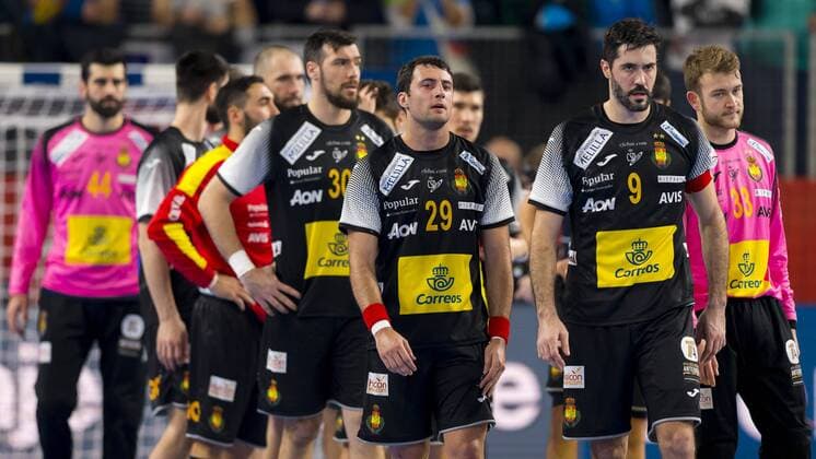 Gedeon Guardiola (Nr. 30, Spanien), Aitor Arino (Nr. 29, Spanien) und Raul Entrerrios (Nr. 9, Spanien) und ihre Mannschaft nach der Niederlage. Slowenien - Spanien, Hauptrunde, Handball, EHF Euro 2018, 23.01.18 Varazdin Varazdin Croatia Arena Varazdin Copyright: xAgentur54Gradx xFelixxKoenigx