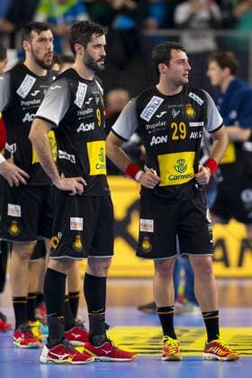 Gedeon Guardiola (Nr. 30, Spanien), Aitor Arino (Nr. 29, Spanien) und Raul Entrerrios (Nr. 9, Spanien) und ihre Mannschaft nach der Niederlage. Slowenien - Spanien, Hauptrunde, Handball, EHF Euro 2018, 23.01.18 Varazdin Varazdin Croatia Arena Varazdin Copyright: xAgentur54Gradx xFelixxKoenigx