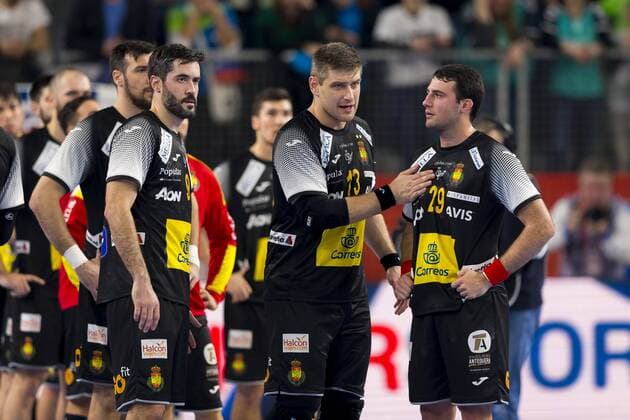 Aitor Arino (Nr. 29, Spanien), Julen Aguinagalde (Nr. 13, Spanien) und Raul Entrerrios (Nr. 9, Spanien) und ihre Mannschaft nach der Niederlage. Slowenien - Spanien, Hauptrunde, Handball, EHF Euro 2018, 23.01.18 Varazdin Varazdin Croatia Arena Varazdin Copyright: xAgentur54Gradx xFelixxKoenigx