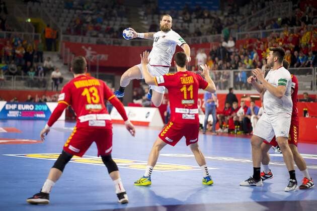 Pavel Horak (Nr. 13, Tschechien) gegen Filip Mirkulovski (Nr. 13, Mazedonien) und Filip Taleski (Nr. 11, Mazedonien). Mazedonien - Tschechien, Hauptrunde, Handball, EHF Euro 2018, 23.01.18 Varazdin Varazdin Croatia Arena Varazdin Copyright: xAgentur54Gradx xFelixxKoenigx