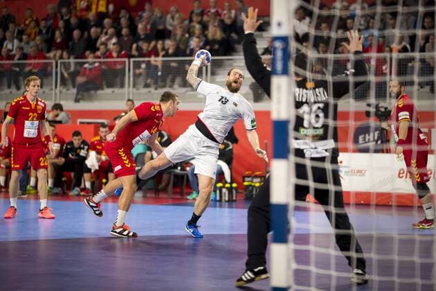 Pavel Horak (Nr. 13, Tschechien) gegen Velko Markoski (Nr. 14, Mazedonien) und Torhueter Borko Ristovski (Nr. 16, Mazedonien). Mazedonien - Tschechien, Hauptrunde, Handball, EHF Euro 2018, 23.01.18 Varazdin Varazdin Croatia Arena Varazdin Copyright: xAgentur54Gradx xFelixxKoenigx