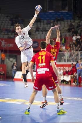 Stanislav Kasparek (Nr. 17, Tschechien) gegen Filip Taleski (Nr. 11, Mazedonien) und Velko Markoski (Nr. 14, Mazedonien). Mazedonien - Tschechien, Hauptrunde, Handball, EHF Euro 2018, 23.01.18 Varazdin Varazdin Croatia Arena Varazdin Copyright: xAgentur54Gradx xFelixxKoenigx