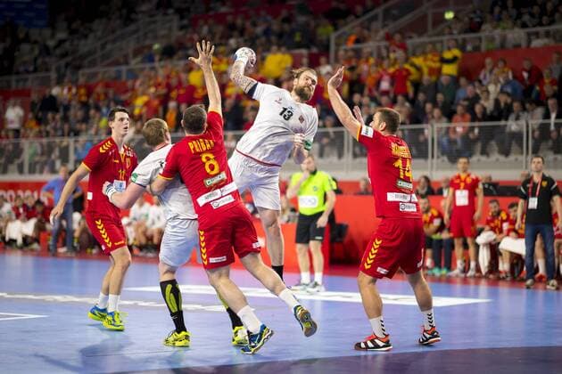 Pavel Horak (Nr. 13, Tschechien) gegen Nemanja Pribak (Nr. 8, Mazedonien) und Velko Markoski (Nr. 14, Mazedonien). Mazedonien - Tschechien, Hauptrunde, Handball, EHF Euro 2018, 23.01.18 Varazdin Varazdin Croatia Arena Varazdin Copyright: xAgentur54Gradx xFelixxKoenigx