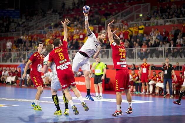 Pavel Horak (Nr. 13, Tschechien) gegen Nemanja Pribak (Nr. 8, Mazedonien) und Velko Markoski (Nr. 14, Mazedonien). Mazedonien - Tschechien, Hauptrunde, Handball, EHF Euro 2018, 23.01.18 Varazdin Varazdin Croatia Arena Varazdin Copyright: xAgentur54Gradx xFelixxKoenigx