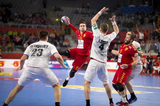 Filip Mirkulovski (Nr. 13, Mazedonien) gegen Leos Strovsky (Nr. 23, Tschechien) und Jan Landa (Nr. 4, Tschechien). Mazedonien - Tschechien, Hauptrunde, Handball, EHF Euro 2018, 23.01.18 Varazdin Varazdin Croatia Arena Varazdin Copyright: xAgentur54Gradx xFelixxKoenigx