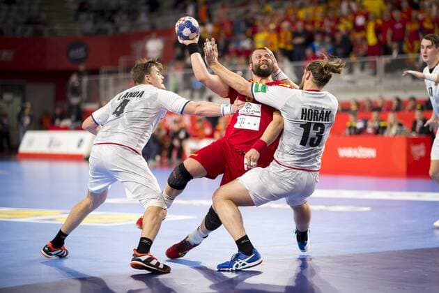 Stojanche Stoilov (Nr. 5, Mazedonien) gegen Jan Landa (Nr. 4, Tschechien) und Pavel Horak (Nr. 13, Tschechien). Mazedonien - Tschechien, Hauptrunde, Handball, EHF Euro 2018, 23.01.18 Varazdin Varazdin Croatia Arena Varazdin Copyright: xAgentur54Gradx xFelixxKoenigx