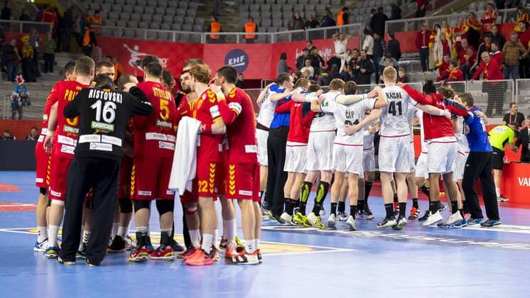 Die Mazedonische Mannschaft ist nach der Niederlage niedergeschlagen, die Tschechische Mannschaft freut sich. Mazedonien - Tschechien, Hauptrunde, Handball, EHF Euro 2018, 23.01.18 Varazdin Varazdin Croatia Arena Varazdin Copyright: xAgentur54Gradx xFelixxKoenigx