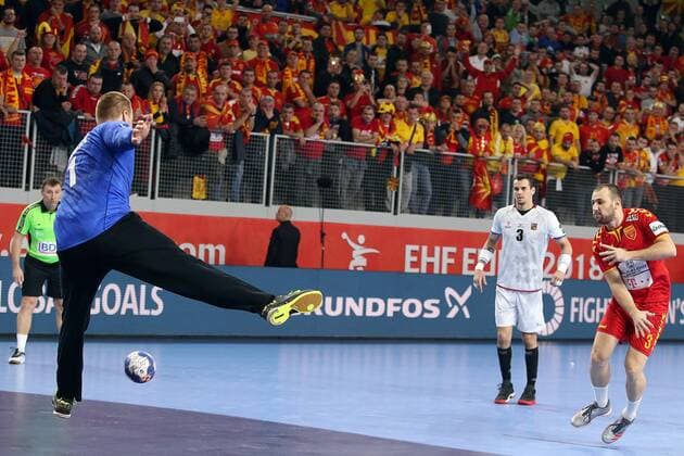 Bilder des Tages - SPORT European Handball Championship, Group II, 2nd round, FYR Macedonia - Czech Republic 23.01.2018., Arena Varazdin, Varazdin, Croatia - 2018 European Men s Handball Championship, Group II, 2nd round, FYR Macedonia - Czech Republic. Tomas Mrkva, Dejan Manaskov GoranxStanzl PIXSELL