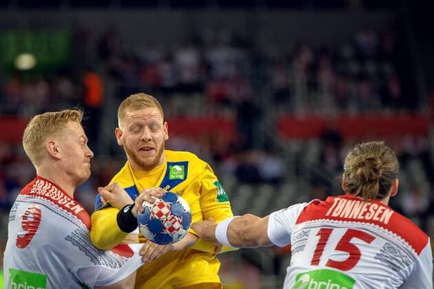 180124 Sveriges Jim Gottfridsson och Norges Henrik Jakobsen och Kent Robin Tonnesen under handbollsmatchen mellan Sverige och Norge under Handbolls-EM 2018 den 24 januari 2018 i Zagreb. Copyright: LUDVIGxTHUNMAN BB180124LT028