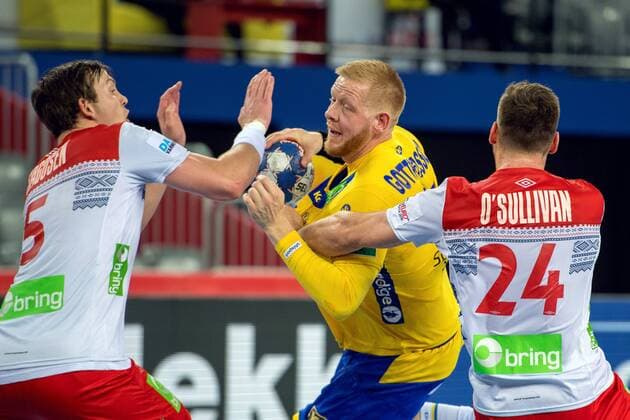 180124 Sveriges Jim Gottfridsson och Norges Sander Sagosen och Christian O Sullivan under handbollsmatchen mellan Sverige och Norge under Handbolls-EM 2018 den 24 januari 2018 i Zagreb. Copyright: LUDVIGxTHUNMAN BB180124LT032
