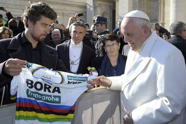 Themen der Woche - SPORT Bilder des Tages - SPORT Radsport, Peter Sagan schenkt Papst Franziskus Fahrrad und Weltmeistertrikot NO FRANCE - NO SWITZERLAND: January 24, 2018 : Peter Sagan, 2017 cycling world champion, gives a bicycle to the pope Pope Francis weekly general audience, Vatican. EDITORIAL USE ONLY. NOT FOR SALE FOR MARKETING OR ADVERTISING CAMPAIGNS.  Copyright: xÂ©ServizioFotograficoOR CPPx xIPx xCatholicxPressxPhotox