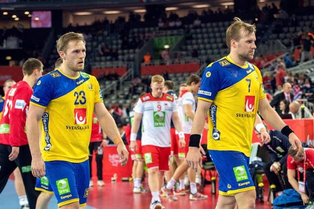 180124 Sveriges Albin Lagergren och Max Darj deppar under handbollsmatchen mellan Sverige och Norge under Handbolls-EM 2018 den 24 januari 2018 i Zagreb. Copyright: LUDVIGxTHUNMAN BB180124LT047