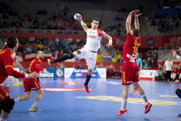 Rasmus Lauge Schmidt (Nr. 11, Daenemark) gegen Filip Kuzmanovski (Nr. 18, Mazedonien). Mazedonien - Daenemark, Hauptrunde, Handball, EHF Euro 2018, 24.01.18 Varazdin Varazdin Croatia Arena Varazdin Copyright: xAgentur54Gradx xFelixxKoenigx