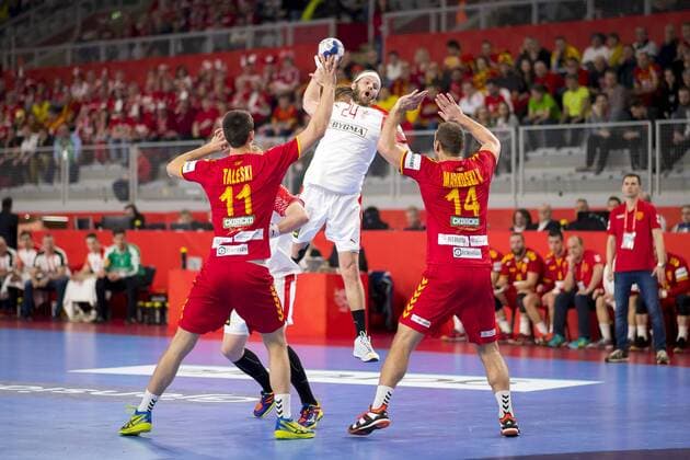 Mikkel Hansen (Nr. 24, Daenemark) gegen Filip Taleski (Nr. 11, Mazedonien) und Velko Markoski (Nr. 14, Mazedonien). Mazedonien - Daenemark, Hauptrunde, Handball, EHF Euro 2018, 24.01.18 Varazdin Varazdin Croatia Arena Varazdin Copyright: xAgentur54Gradx xFelixxKoenigx
