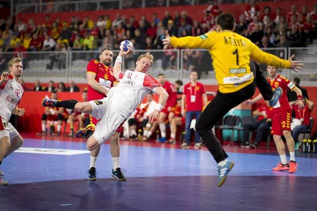 Anders Zachariassen (Nr. 14, Daenemark) gegen Nemanja Pribak (Nr. 8, Mazedonien) und Torhueter Nikola Mitrevski (Nr. 1, Mazedonien). Mazedonien - Daenemark, Hauptrunde, Handball, EHF Euro 2018, 24.01.18 Varazdin Varazdin Croatia Arena Varazdin Copyright: xAgentur54Gradx xFelixxKoenigx