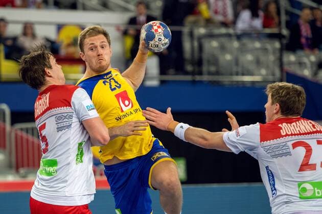 180124 Norges Sander Sagosen och Goran Johannessen och Sveriges Albin Lagergren under handbollsmatchen mellan Sverige och Norge under Handbolls-EM 2018 den 24 januari 2018 i Zagreb. Copyright: LUDVIGxTHUNMAN BB180124LT061