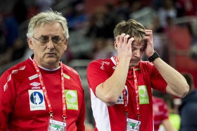 180124 Norges förbundskapten Christian Berge deppar under handbollsmatchen mellan Sverige och Norge under Handbolls-EM 2018 den 24 januari 2018 i Zagreb. Copyright: LUDVIGxTHUNMAN BB180124LT063